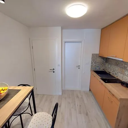 City Beach Apartment アパート マカルスカ